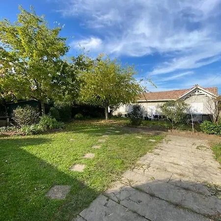 Charmante Maison Familiale -jardin -wifi -parking Сasa de vacaciones Mérignac